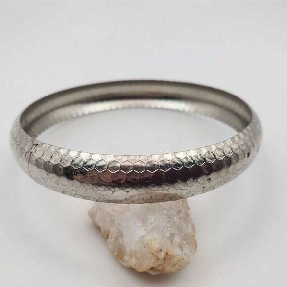 Honeycomb snake pattern hammered silver tone bracelet bangle B1317 - Picture 2 of 3